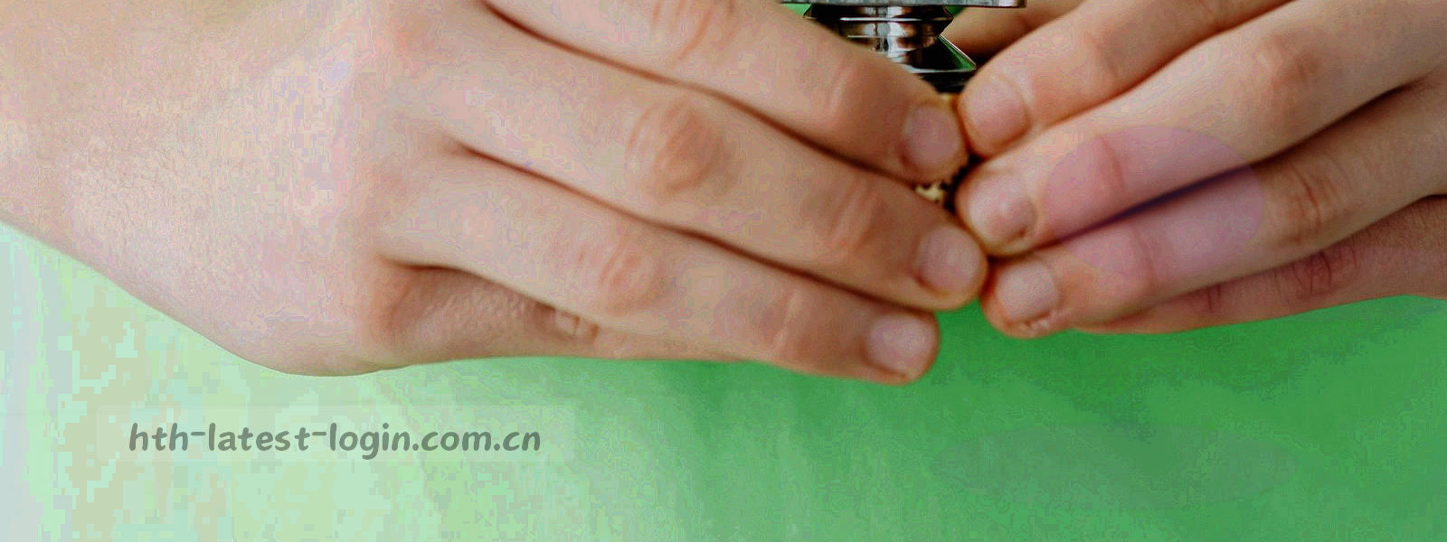 由深墨蓝向深青过渡的抽象数据流纹理，无文字无人物